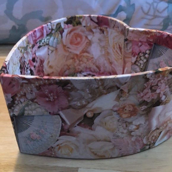 Heart ❤️ Shaped Beautiful Box - Picture 4 of 7